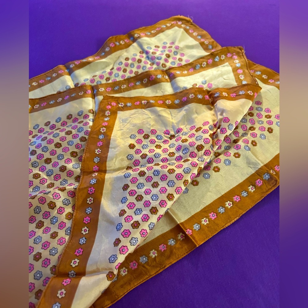 VTG Polyester oblong Cute Floral Patterned Scarf with Brown Border.